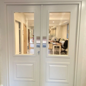 Yangına-Dayanımlı-Camlı-Ahşap-Kapı